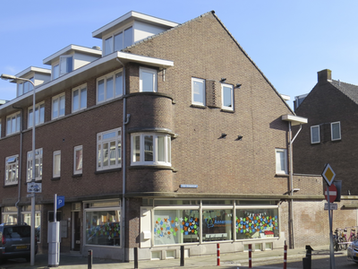 908576 Gezicht op het winkelhoekpand Jan van Scorelstraat 142 te Utrecht, met rechts de Pieter Breughelstraat.N.B. ...